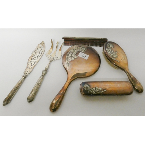 642 - A silver plated dressing table set, hand mirror, comb and brushes, with a pair of silver plated fish... 