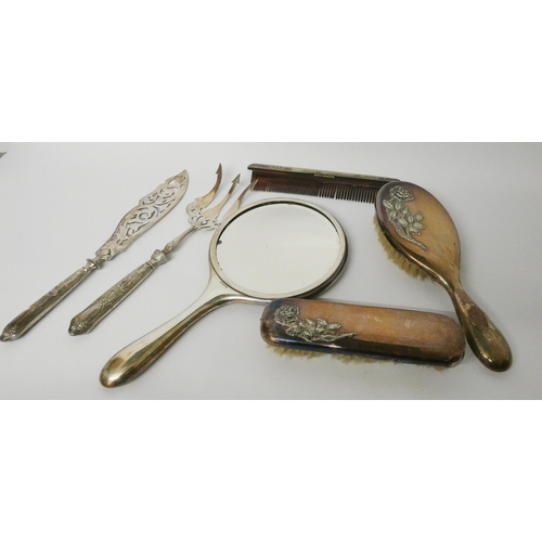 642 - A silver plated dressing table set, hand mirror, comb and brushes, with a pair of silver plated fish... 