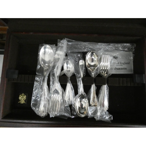 17 - A good quality canteen of Arthur Price plated cutlery...