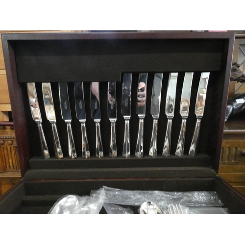 17 - A good quality canteen of Arthur Price plated cutlery...