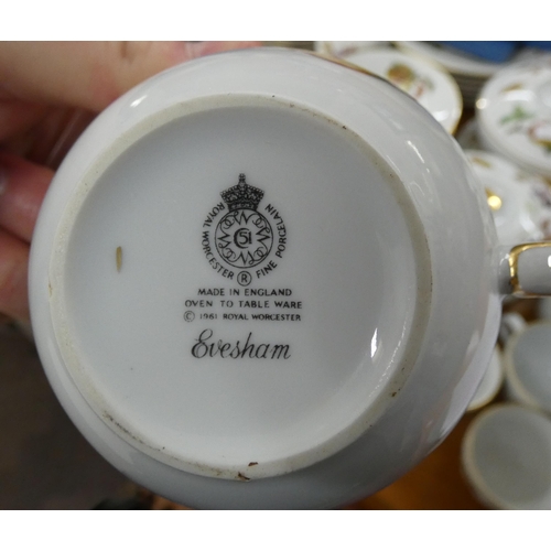 Royal Worcester Evesham fruit patterned assorted dinner, tea ware