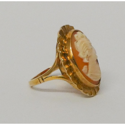 581 - 9ct yellow gold large oval cameo set dress ring, size  L