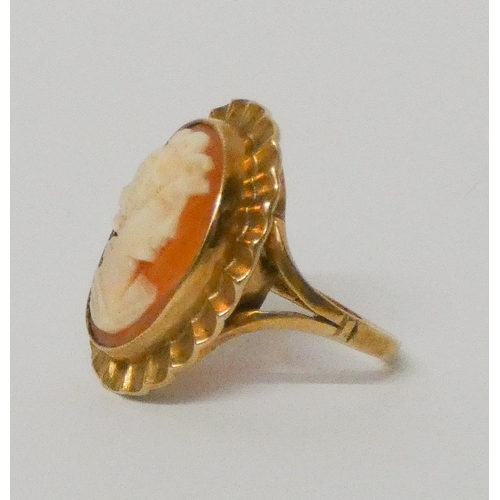 581 - 9ct yellow gold large oval cameo set dress ring, size  L