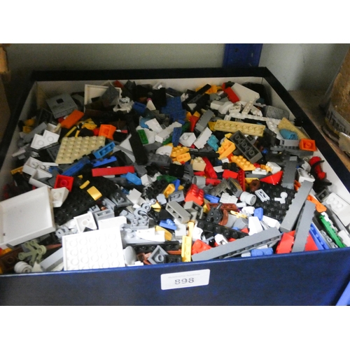 898 - A quantity of assorted LEGO pieces