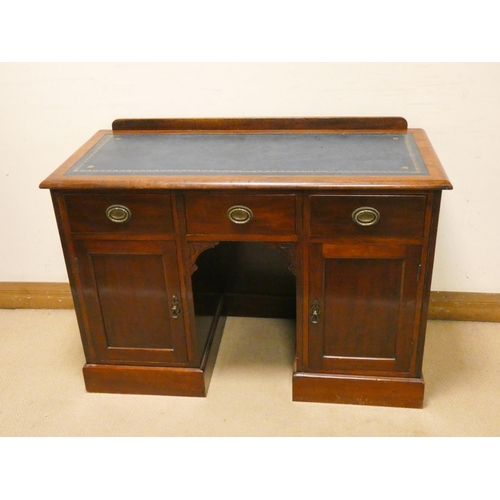 462 - A Victorian mahogany kneehole desk fitted three drawers and cupboards, with blue leather top, 3'8 wi... 