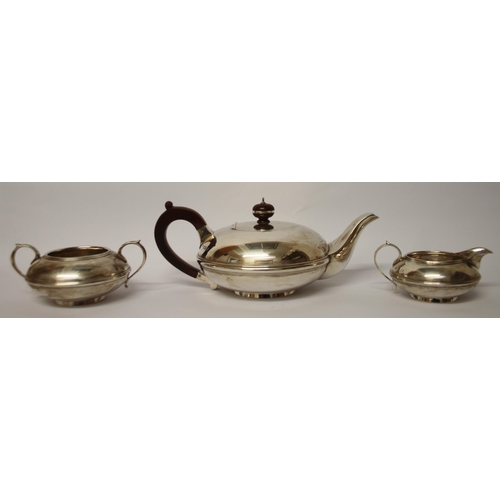 497 - A good quality silver tea service of compressed art deco form, London marks 1930, Robert Pringle. Gr... 