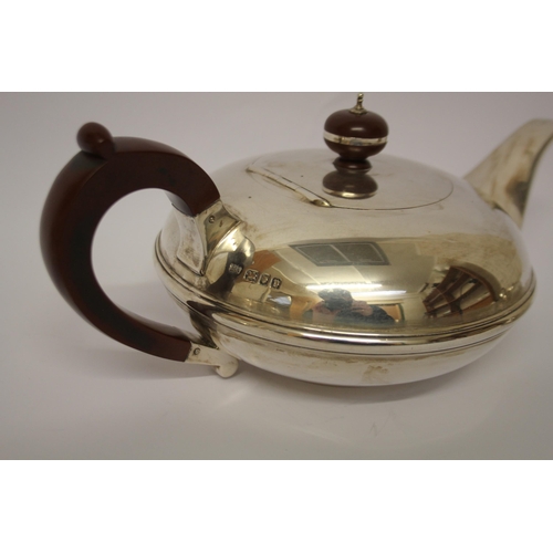 497 - A good quality silver tea service of compressed art deco form, London marks 1930, Robert Pringle. Gr... 