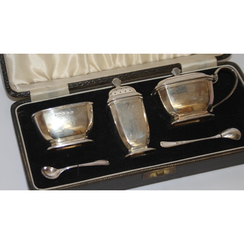 498 - An Art Deco silver cruet set, in fitted case, Birmingham 1938.