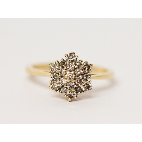 626 - An 18ct yellow gold diamond snowflake design cluster ring, hallmarked. Ring size M