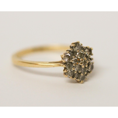 626 - An 18ct yellow gold diamond snowflake design cluster ring, hallmarked. Ring size M