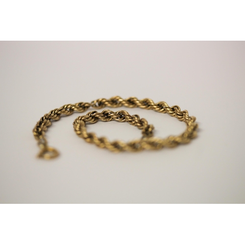 627 - 9ct gold rope twist chain bracelet. 3.6 grams