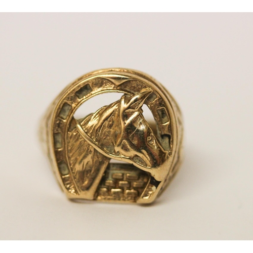 636 - A gents 9ct gold horseshoe and horse head design dress ring, hallmarked. Ring size U. Weight 8 grams