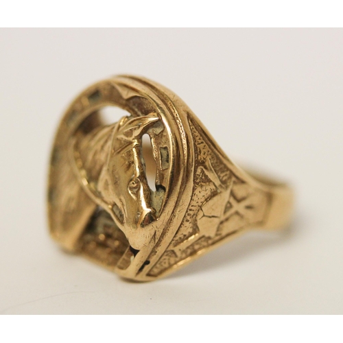 636 - A gents 9ct gold horseshoe and horse head design dress ring, hallmarked. Ring size U. Weight 8 grams