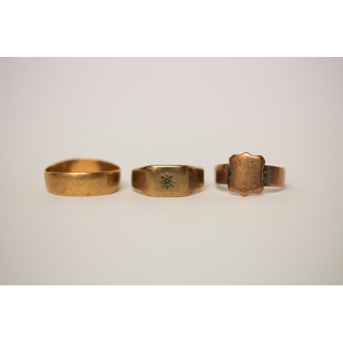 643 - 18ct gold wedding band, 4.2 g, and two 9ct gold scrap rings. Weight 6 grams.