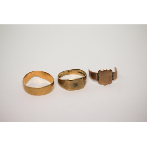 643 - 18ct gold wedding band, 4.2 g, and two 9ct gold scrap rings. Weight 6 grams.