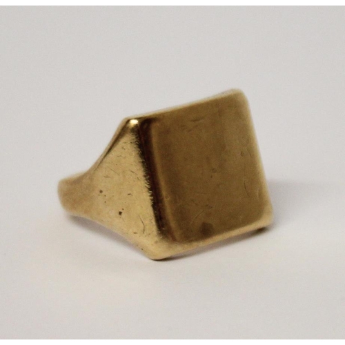 651 - A 9ct gold gents signet ring, with large square vacant cartouche, hallmarked, ring size S. Weight 11... 