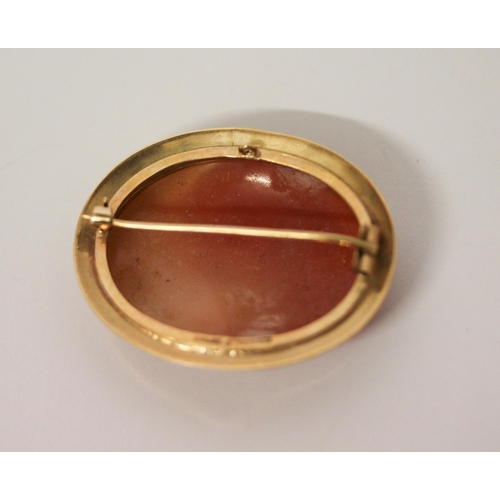 661 - An oval shell cameo brooch, carved with two ladies in profile, in hallmarked 9ct gold mount. Width 4... 