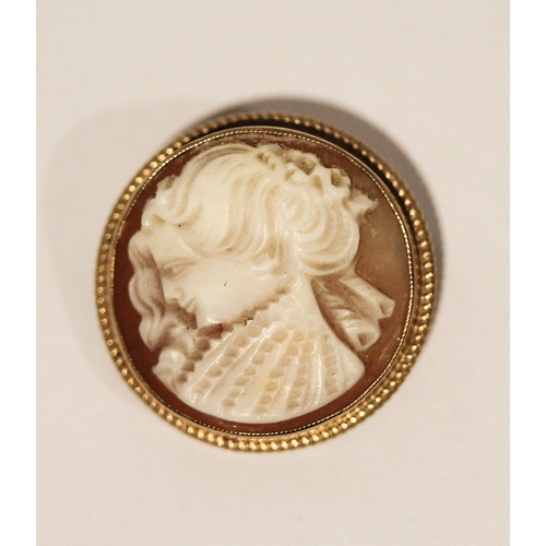 667 - A small circular carved shell cameo brooch, in hallmarked 9ct gold frame. 2.5 cms across