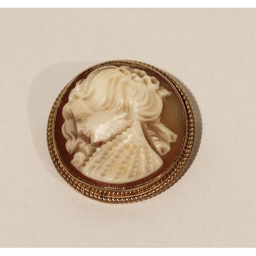 667 - A small circular carved shell cameo brooch, in hallmarked 9ct gold frame. 2.5 cms across