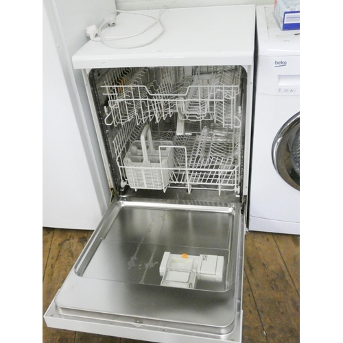 922 - A Miele dishwasher in white casing