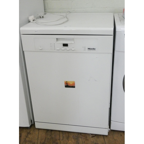 922 - A Miele dishwasher in white casing