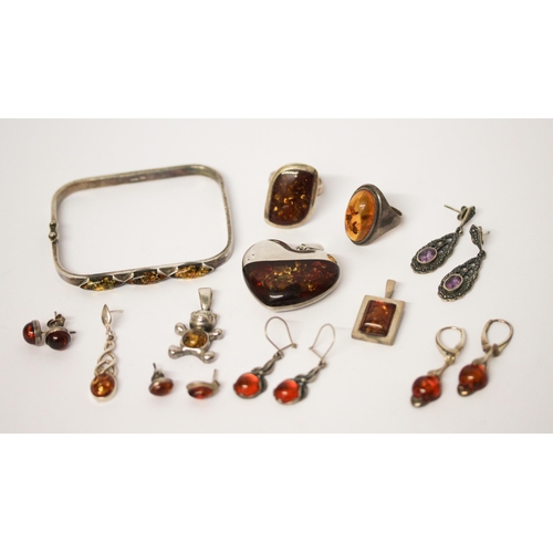 698 - A collection of silver and amber jewellery to include a bangle