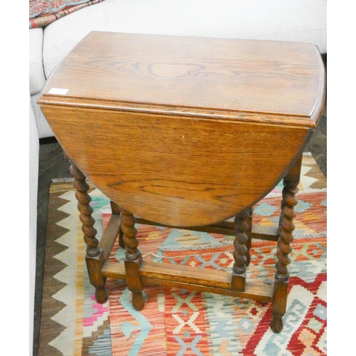 190 - A small oval oak gate leg table on barley twist legs, 2' wide