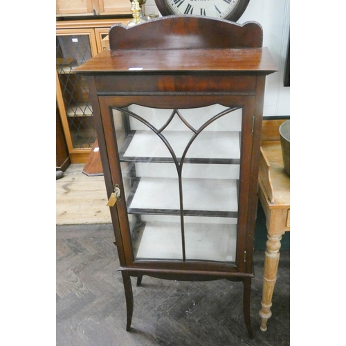 200 - An Edwardian mahogany glazed china display cabinet standing on fine legs, 2' wide