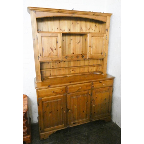 243 - A modern pine kitchen dresser with cabinet and shelf back, drawers and cupboards under, 4'4 wide