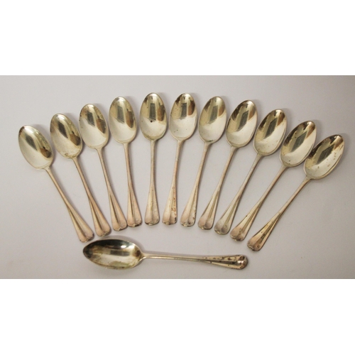 512 - A cased set of 12 silver teaspoons, Edward Barnard & Sons, London 1928. 6 oz troy