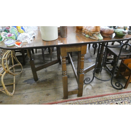 104 - An oak gate leg table on turned legs, 2'9 wide