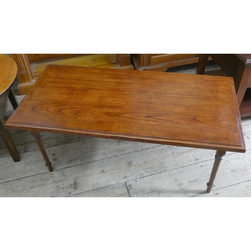 24 - Long mahogany coffee table on fine turned legs