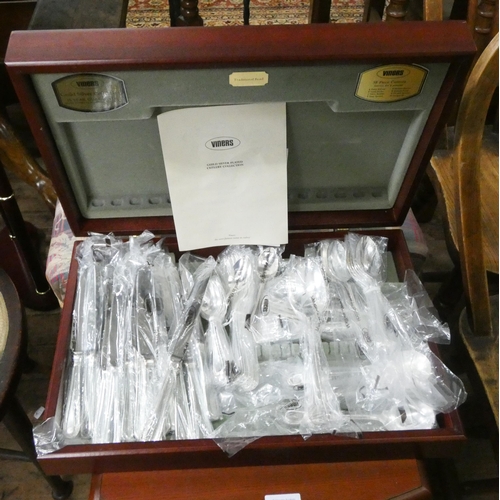 74 - A Viner's plated cutlery set in mahogany case