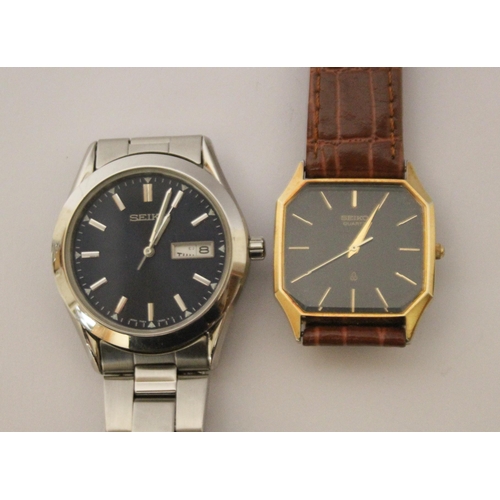 588 - Two vintage Seiko quartz wristwatches.