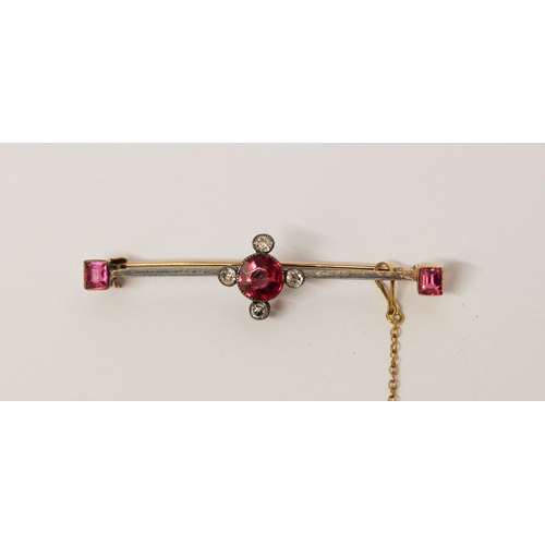 652 - An antique ruby and diamond bar brooch, on unmarked yellow precious metal. Safety chain attached. 52... 