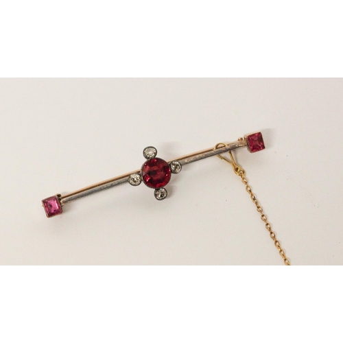 652 - An antique ruby and diamond bar brooch, on unmarked yellow precious metal. Safety chain attached. 52... 