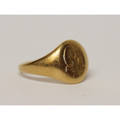 660 - Victorian 18ct yellow gold signet ring, with shallow engraved initials to the cartouche, hallmarked ... 