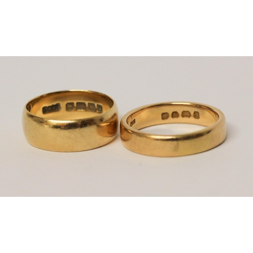 661 - Two 18ct yellow gold wedding bands, 14.4 grams. Ring size wider band P, narrower band S.