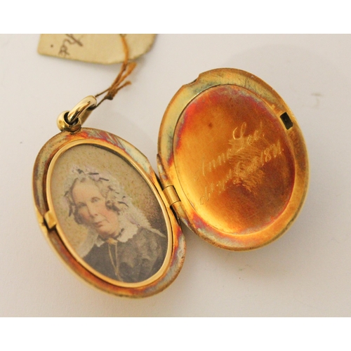 673 - A Victorian gold mourning locket, of oval form with intaglio hard stone panel to the front m, inside... 