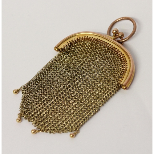 681 - A Victorian gold mesh purse, weight 29gms