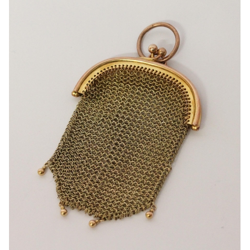 681 - A Victorian gold mesh purse, weight 29gms