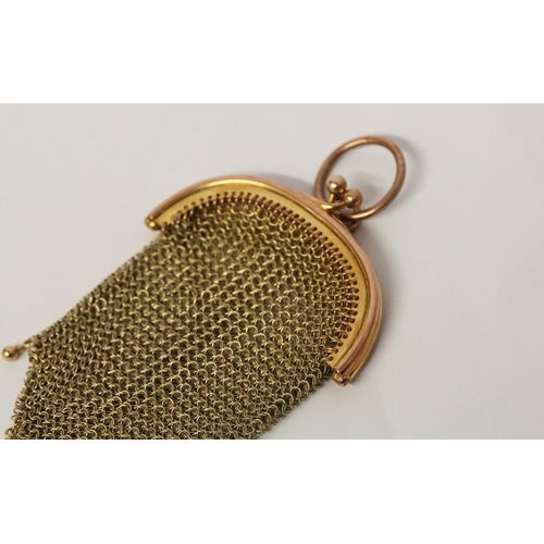 681 - A Victorian gold mesh purse, weight 29gms