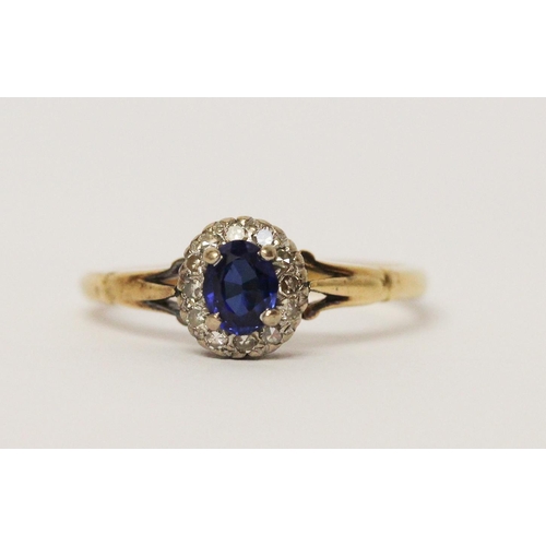 725 - Vintage sapphire and diamond oval cluster ring, on 18ct yellow gold band. Ring size N weight 2.6g