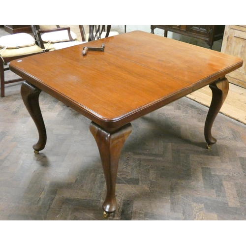 413 - Early 20th century mahogany extending dining table, fitted one leaf and winding handle, standing on ... 