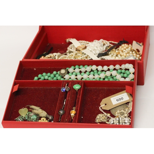 600 - A good quality red leather jewellery box, containing vintage costume jewellery, beads and faux pearl... 