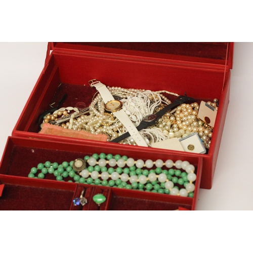 600 - A good quality red leather jewellery box, containing vintage costume jewellery, beads and faux pearl... 