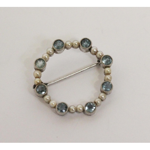 697 - An Edwardian aquamarine and split pearl circular wreath brooch in white metal. Unmarked, in fitted T... 