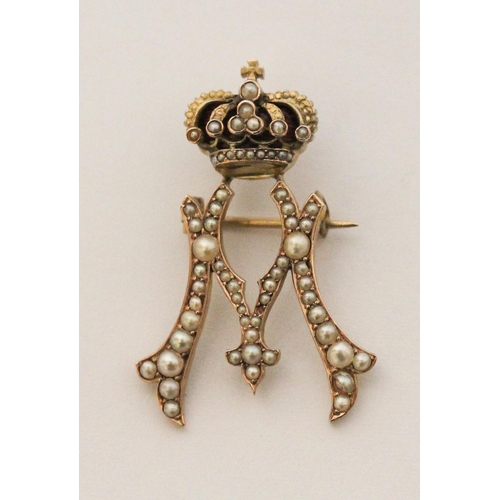 702 - An antique seed pearl brooch, modelled as a crowned letter M. Marks to pin on reverse. 30 mm tall. G... 