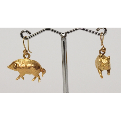 705 - An unusual pair of drop earrings depicting pigs modelled in gold, one with engraved name 'Bob'. Gros... 