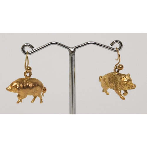 705 - An unusual pair of drop earrings depicting pigs modelled in gold, one with engraved name 'Bob'. Gros... 